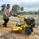 Keren! Kapolsek Tualang Gemburkan Lahan 1 Hektar Pakai Traktor demi Ketahanan Pangan