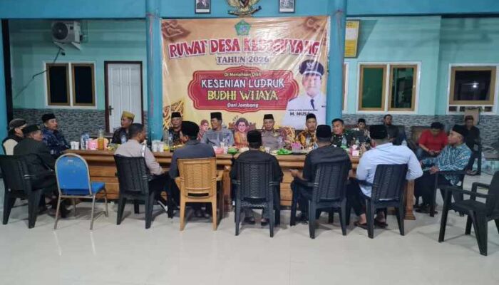 Kapolsek Jabon Silaturahmi dengan Tokoh Agama dan Masyarakat di Ruwat Desa Keboguyang