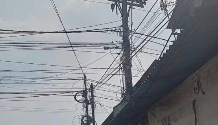 Kabel Internet Riau1net ‘Numpang’ di Tiang PLN Perawang Dikeluhkan, Pengendara Cemas Kabel Putus