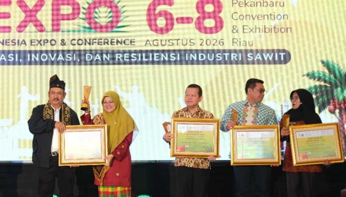 Komitmen Lindungi Petani Sawit, Bupati Siak Afni Zulkifli Raih Penghargaan SIEXPO 2026