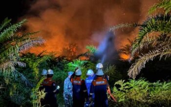 Hingga Dini Hari Bupati Siak Pimpin Pemadaman Karhutla, Menjaga Sumur Minyak BSP