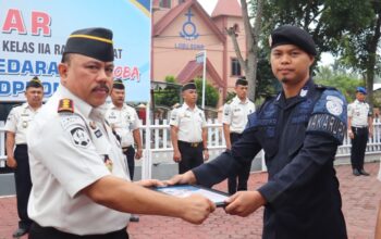 Hargai Dedikasi, Lapas Rantauprapat Serahkan Penghargaan Pegawai Teladan di Apel Pagi