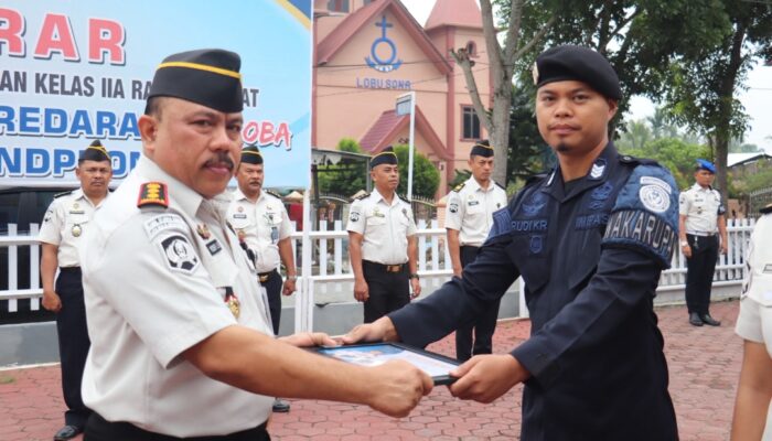Hargai Dedikasi, Lapas Rantauprapat Serahkan Penghargaan Pegawai Teladan di Apel Pagi
