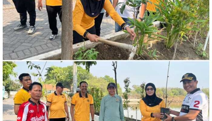 Kapolsek Sedati Bagikan Bibit Pohon Buah di Banjar Kemuning Dekatkan Polri dan Warga