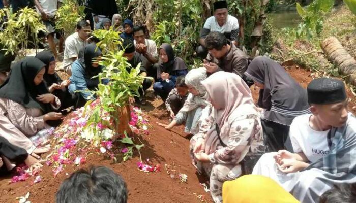 Tangisan Pecah Penuh Duka Saat Marsiti Korban Tragedi Km Virgo Transport tiba Di Rumah Korban