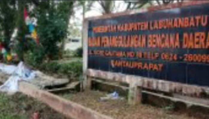 Ironis! Markas Garda Terdepan Bencana, Pagar Kantor BPBD Labuhanbatu Ambruk Berhari-Hari Tanpa Perbaikan